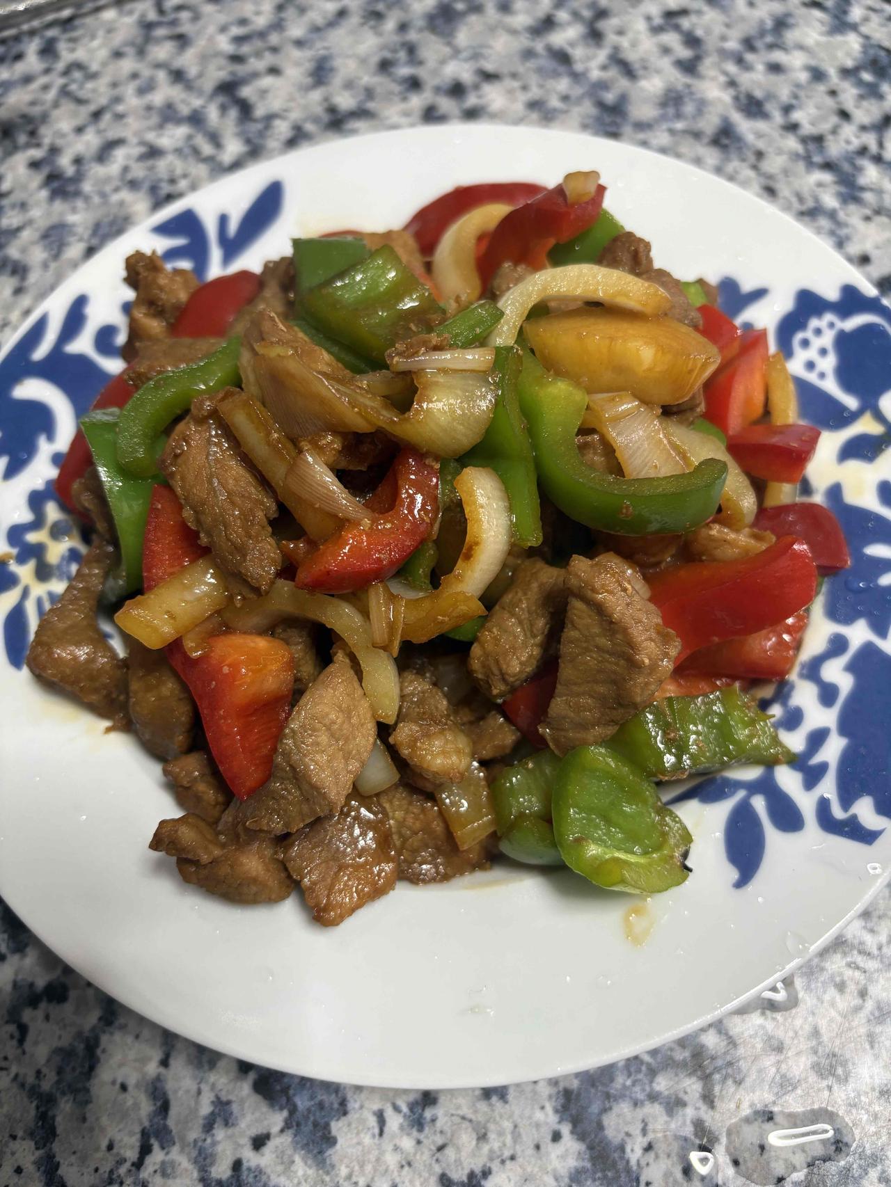 今天瘦肉炒洋葱，搭配青椒和红椒，色香味俱全，简单好做又好吃。把瘦肉洗干净，切