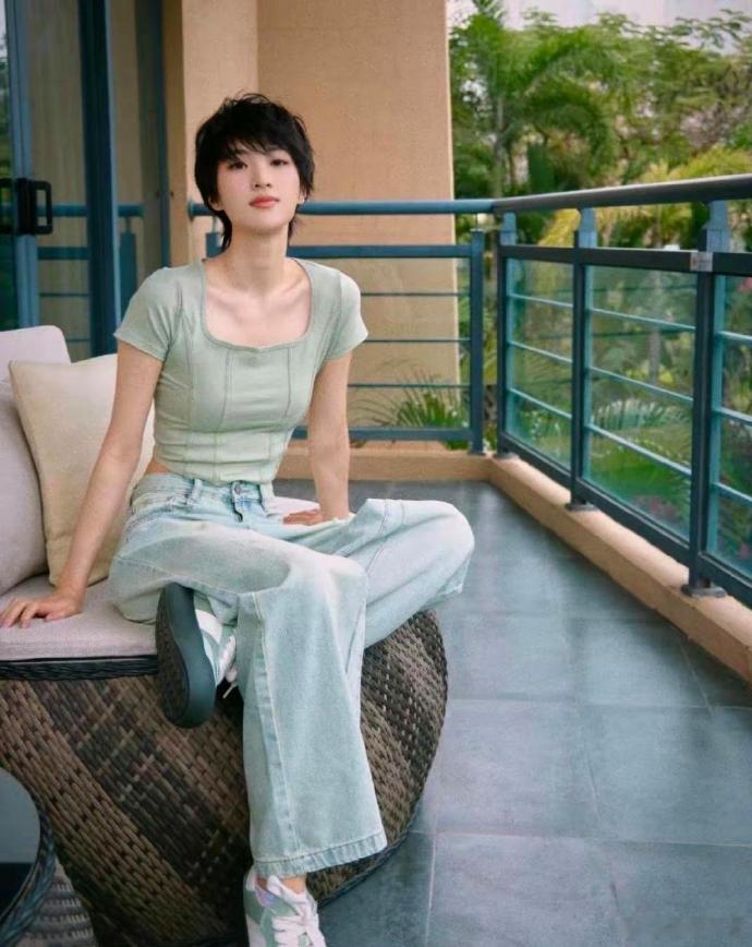 二公主姚安娜真的是非常努力地听从劝言，网友称她短发可能更好看，她没半点迟疑就把头