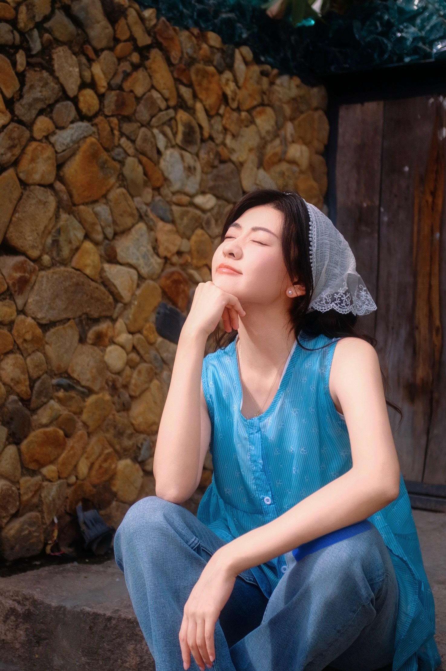 梁洁海边松弛感蓝色系穿搭写真​​​