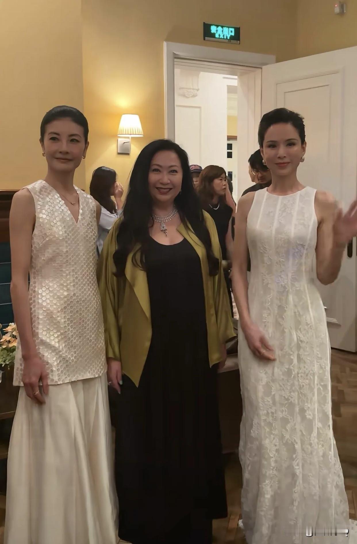 60岁李若彤和49岁谭元元同框，一个是自律健身的港圈女神，一个是旧金山芭蕾舞团的