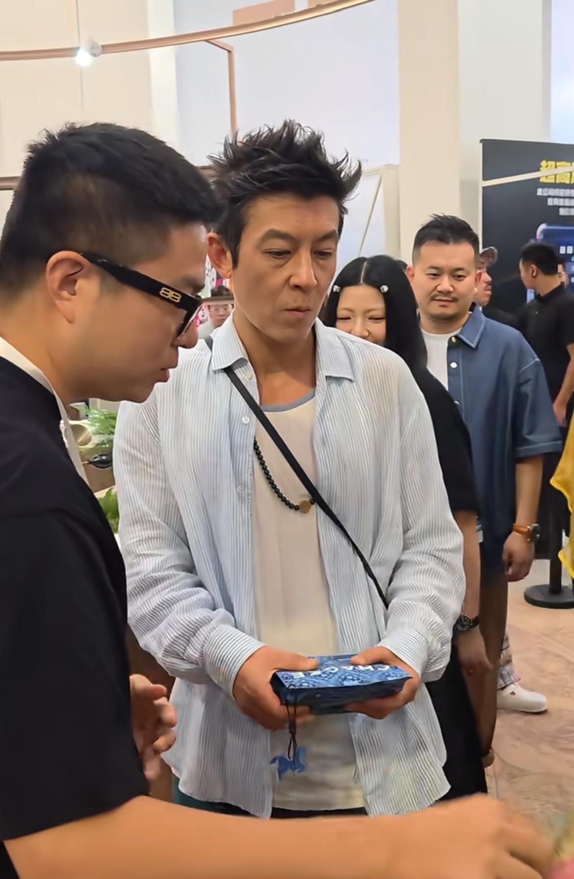 这发型没谁了，希哥完全可以驾驭任何发型。发型有点当年的意思了！[吃瓜]