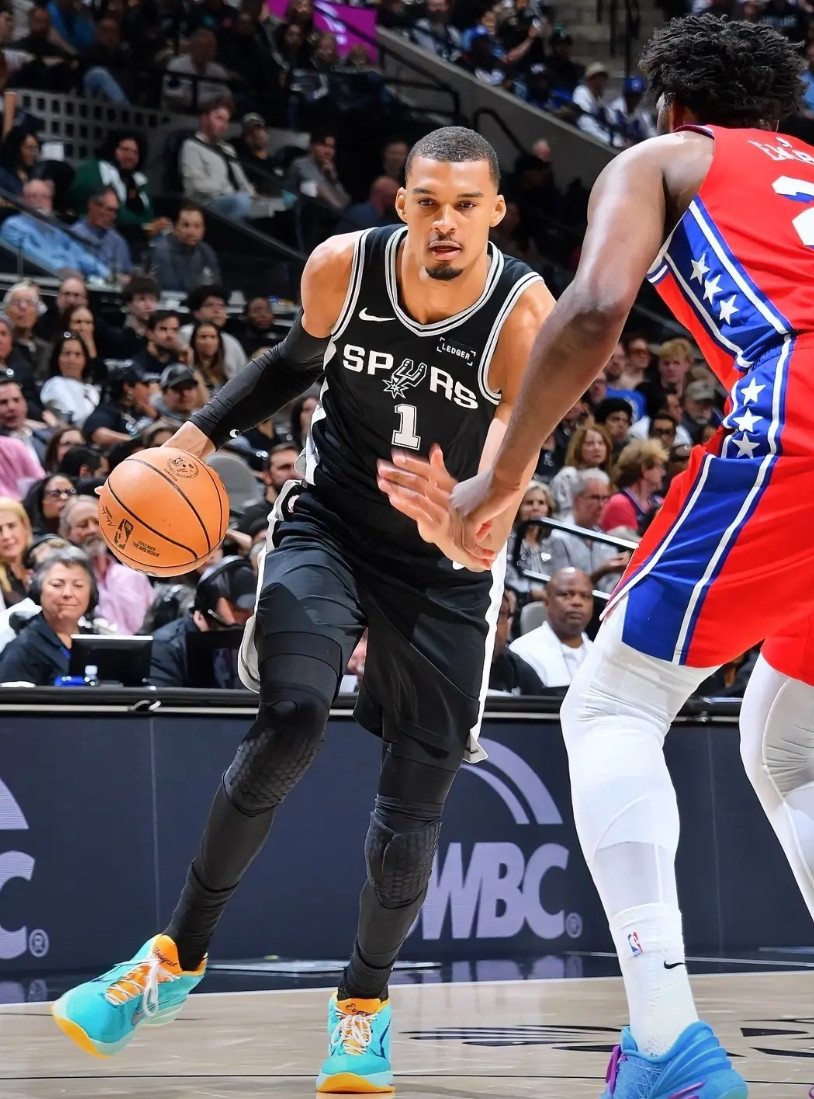 “文班亚马大战恩比德”，可惜以美中不足收尾。1，76人队现在的处境非常微妙，