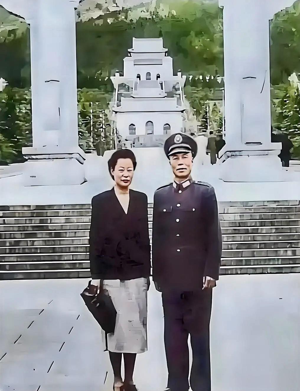 1946年，南京，李宗仁携夫人郭德洁来到中山陵前的合影老照片，镜头中的李宗仁穿着