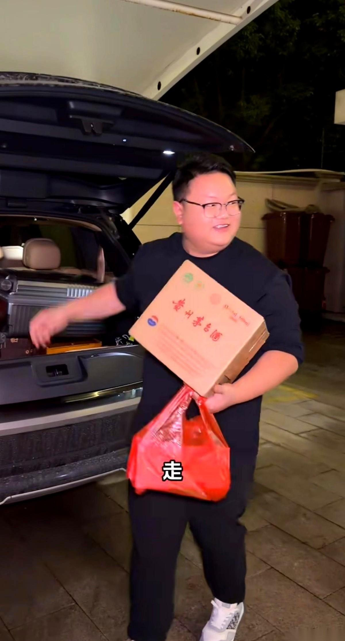 晋老五顶着一身的债务问题，把一整箱茅台和香烟送给了阿牛哥。他本意是想劝对方跟张
