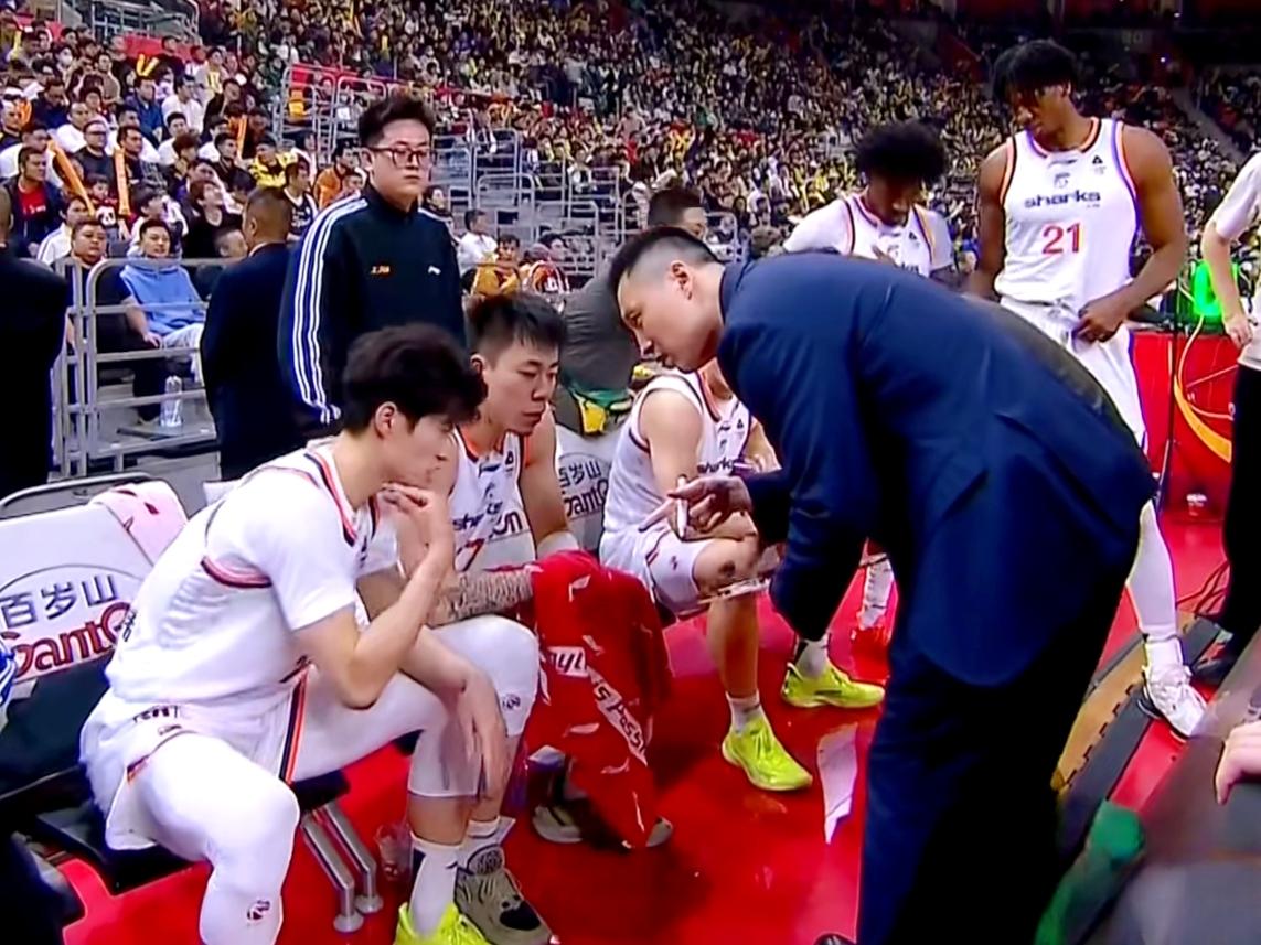 CBA榜首之战，上海男篮越来越有冠军相了上海男篮这个赛季能否获得总冠军，广东