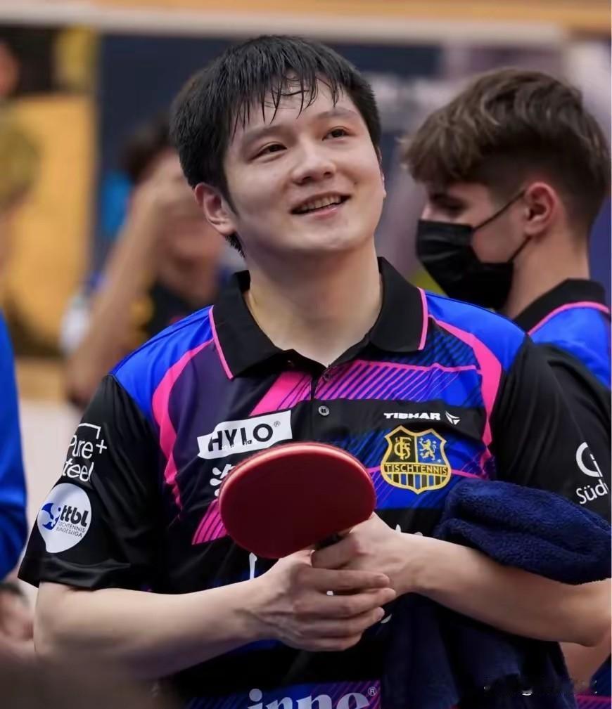 为什么樊振东在德甲打谁都很吃力的样子？沪豪直播说了实话！赵子豪说:你反手