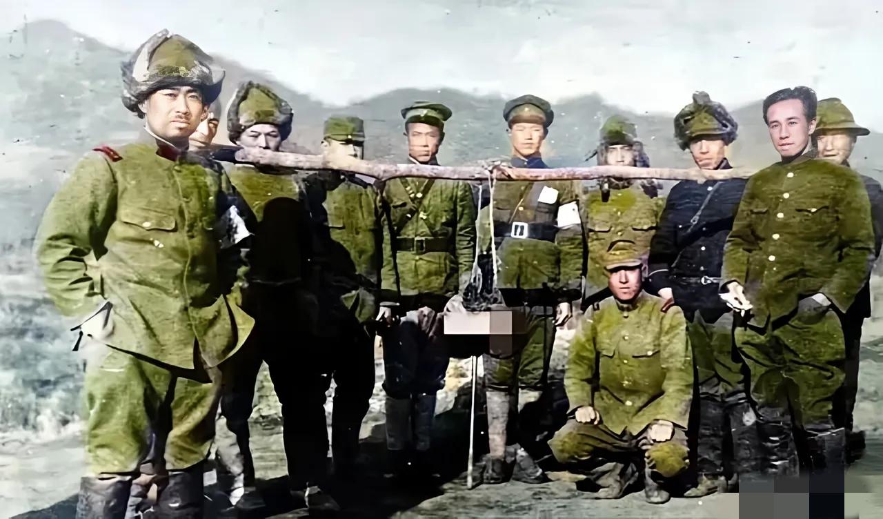 这张刺痛人心的照片，是刺向民族记忆的一把刀！照片里两个汉奸抬着我们抗日英雄不