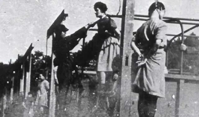 1944年，10岁的双胞胎姐妹被送去了奥斯维辛集中营，每周三次她们会被脱光衣服送