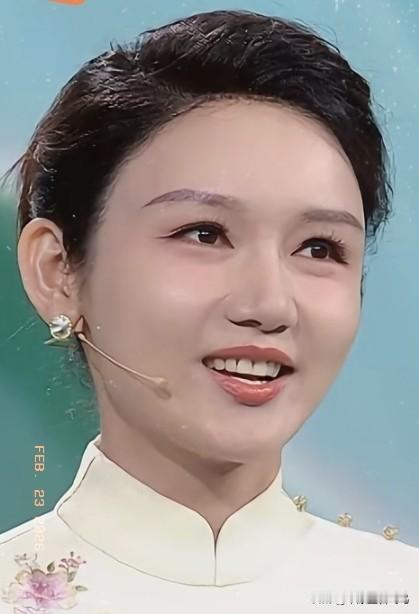 真硬气，央视春晚一结束，还没卸妆，龙洋在后台直接崩不住了，嚎啕大哭，旁边尼格买