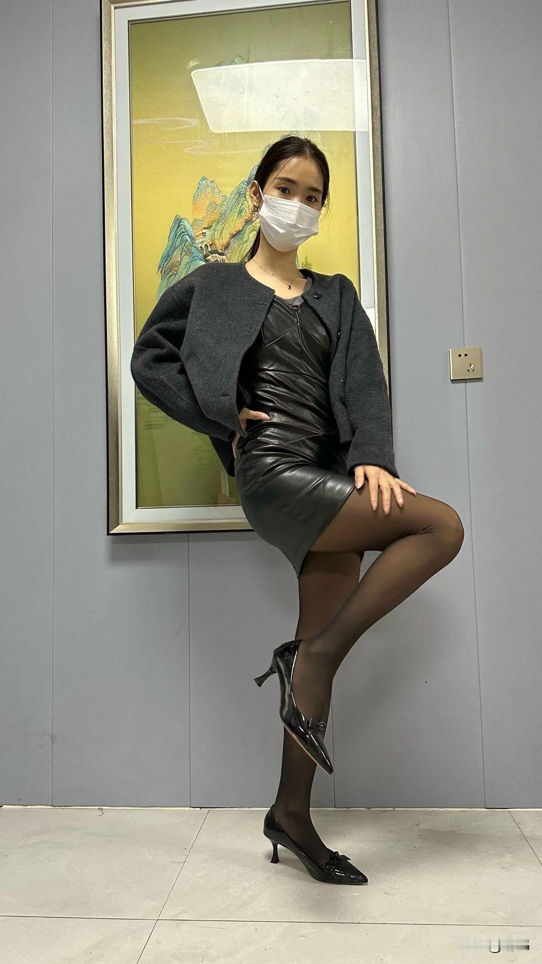 四月大地回春，广州、重庆的小姐姐们引领了黑色小皮裙配高跟鞋的时尚潮流。皮裙因材质