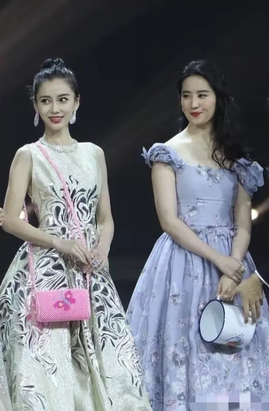 杨颖和刘亦菲两位美女！杨颖一双迷人的眼睛，真的好漂亮，乌黑靓丽的头发，越看越漂亮