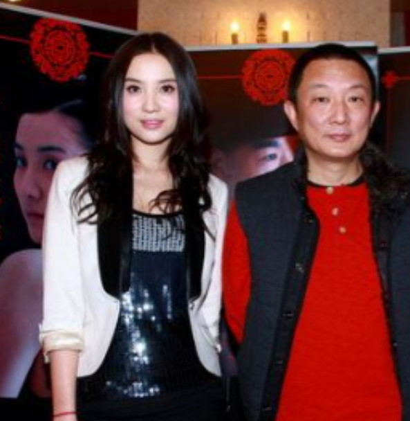 2007年，50岁的张黎爱上23岁的宋佳，为了把她娶回家，张黎和第五任老婆刘蓓提