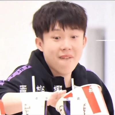 王楚钦最爱的美食被妹宝“霸占”！哈哈哈！原来头头外出必须来一顿KFC，可自从成