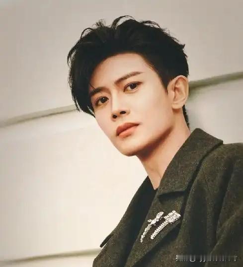 人的“嫉妒心”，真是太可怕了！一个大哥刚提了，一辆奔驰车就带朋友出去兜风了。