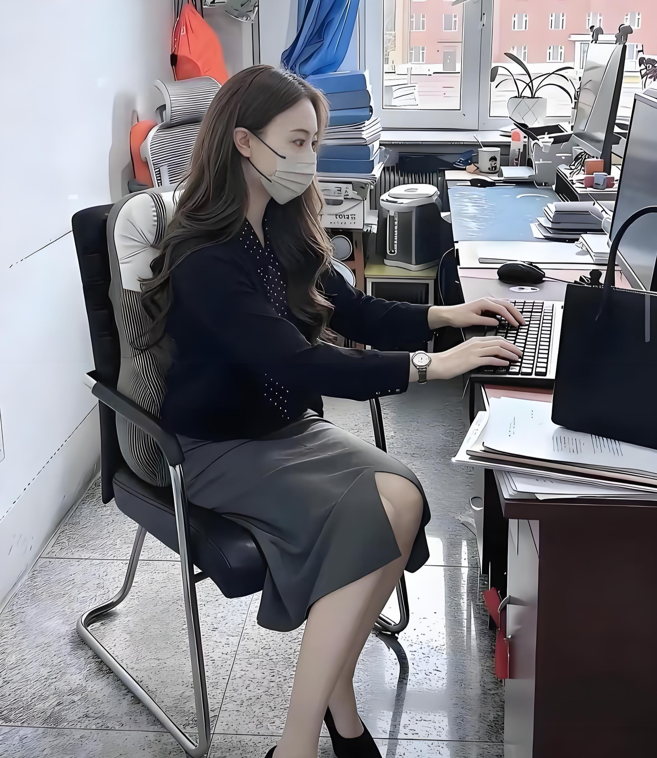 一看就是体制内的，大方得体，有上班味儿