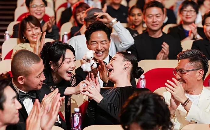 演员果然是演员，这一生都在演戏，拼的就是演技。宋佳拿奖，身边的人真的会开心吗？