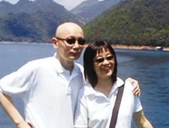 1995年，葛优拍戏赚了350万，把钱全部交给了妻子贺聪。谁知贺聪转身就在北京买