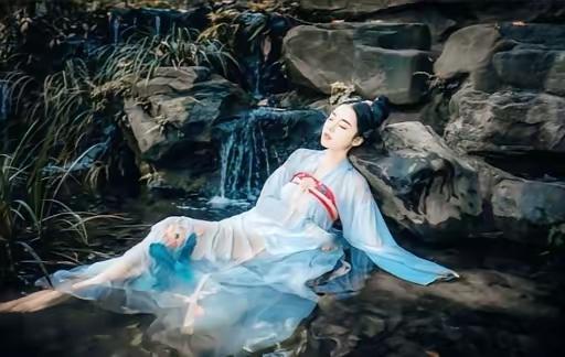 明朝年间，有一个名妓生得十分美貌。14岁那年，老鸨让她第一次接客，她答应了，但是