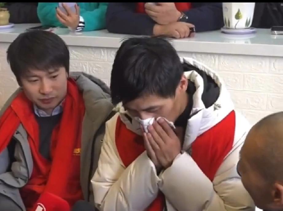 张云鹏哭的一把鼻涕一把泪，爸爸当时没有纸巾，他就用手给儿子捏鼻涕，现场的记者