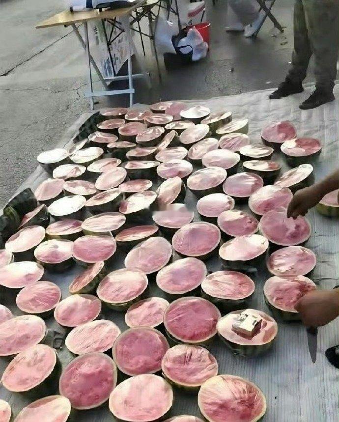 这是我第一次创业，第一次摆摊。朋友告诉我，瓜要切开才能卖，让我少走了很多弯路。