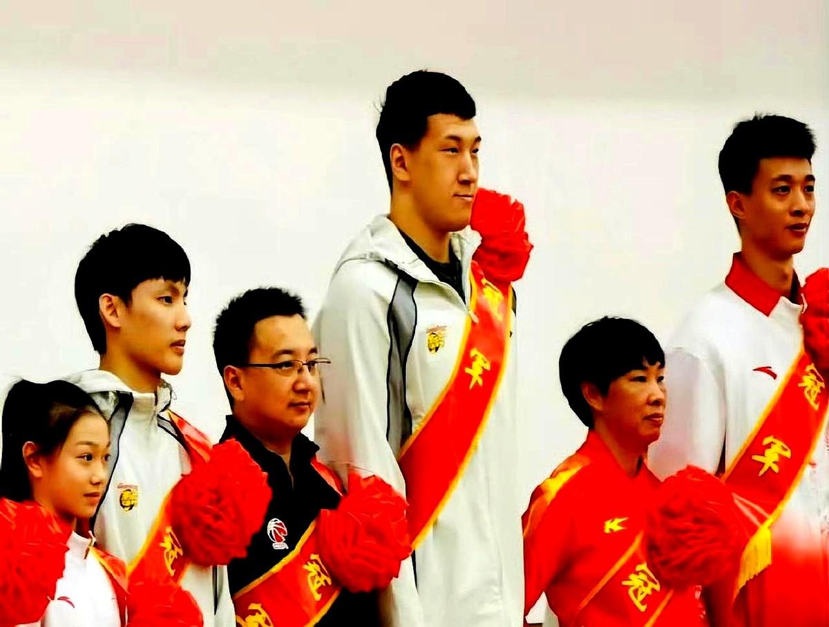 胡明轩为国出征，徐杰却回了母校。2025年11月，全运会冠军徐杰、杜润旺几个