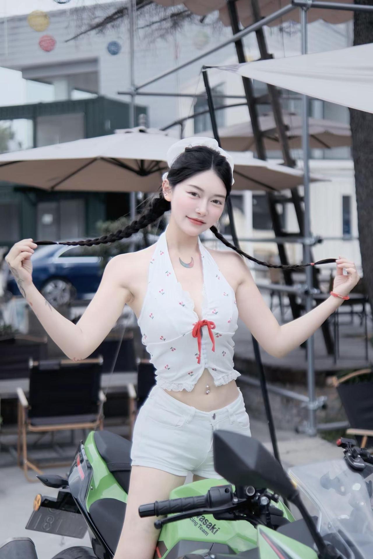 你不是想当我男朋友吗那来追我啊。机车少女怎么穿出活力感甜美女骑夏日机车女孩