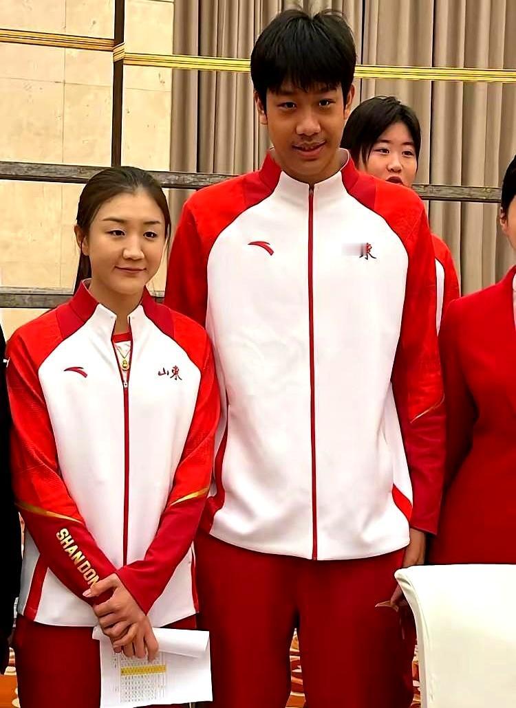 大家都喊陈梦“大梦”，结果一张合影直接给喊成了“小梦”！当1米67的乒乓