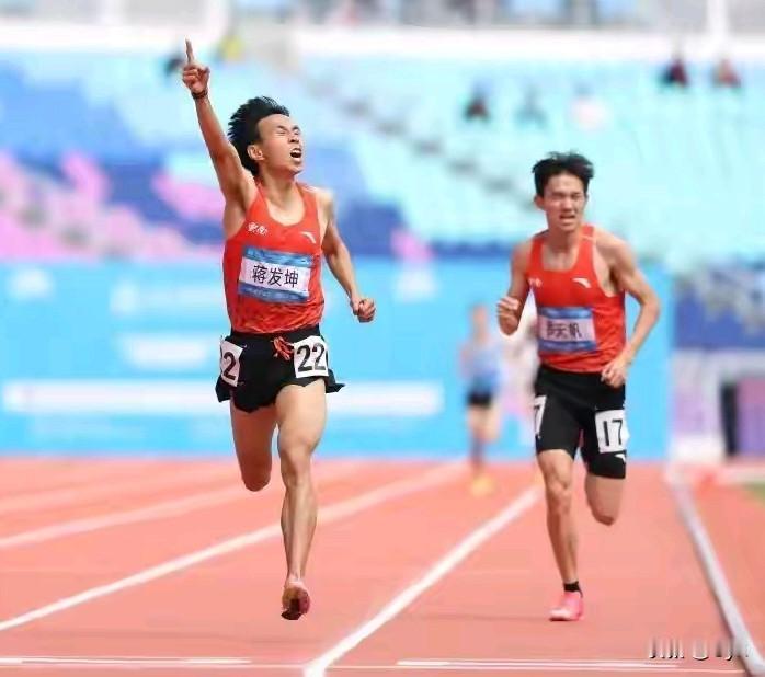 谁懂啊！全运会万米决赛，先冲线的拿不到金牌，后面的递补夺冠。蒋发坤没做