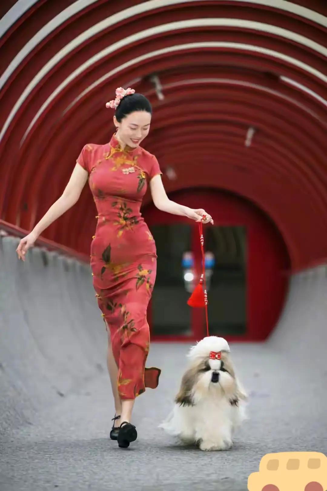 有个朋友说，像霍思燕这样的身材，在娱乐圈算是另类。因为现在的娱乐圈，可以看一下