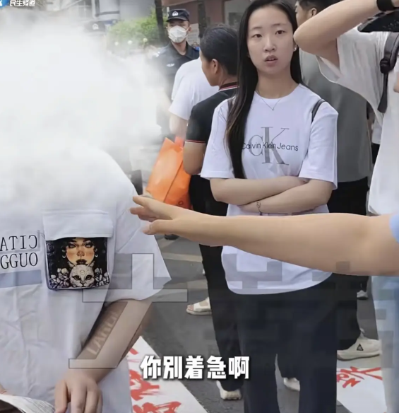 第一次从路人的表情里看到了震惊，河南许昌一个穿着金属扣外套的考生进不去考场，工作
