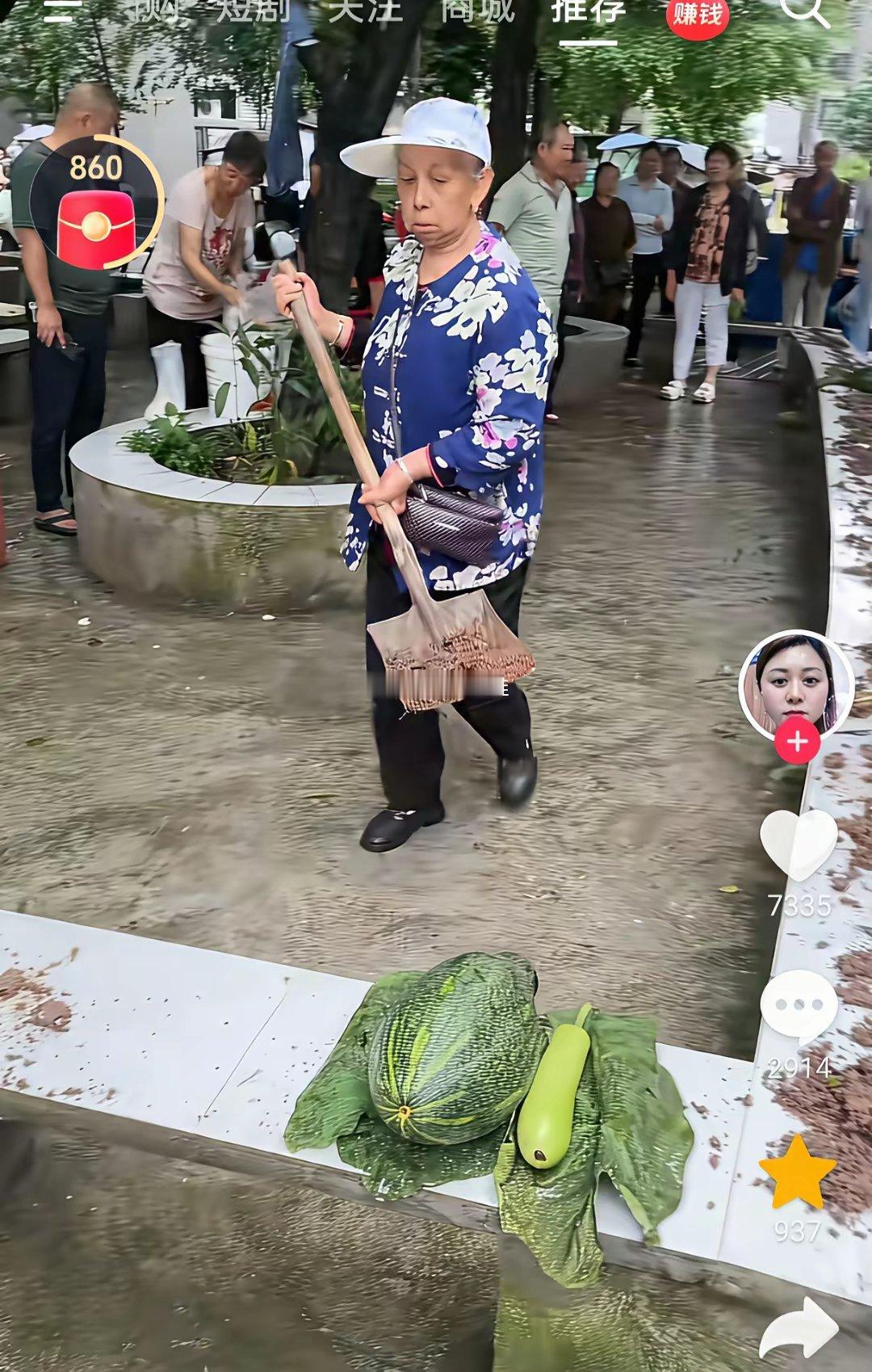 城里人不能太闲一群老人看一个老人铲泥巴摆满在公园的长石凳上
