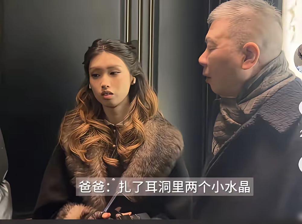 之前有人拿冯小刚养女的嘴调侃，还背地里编狗血私生女剧情，真够无聊的。徐朵小