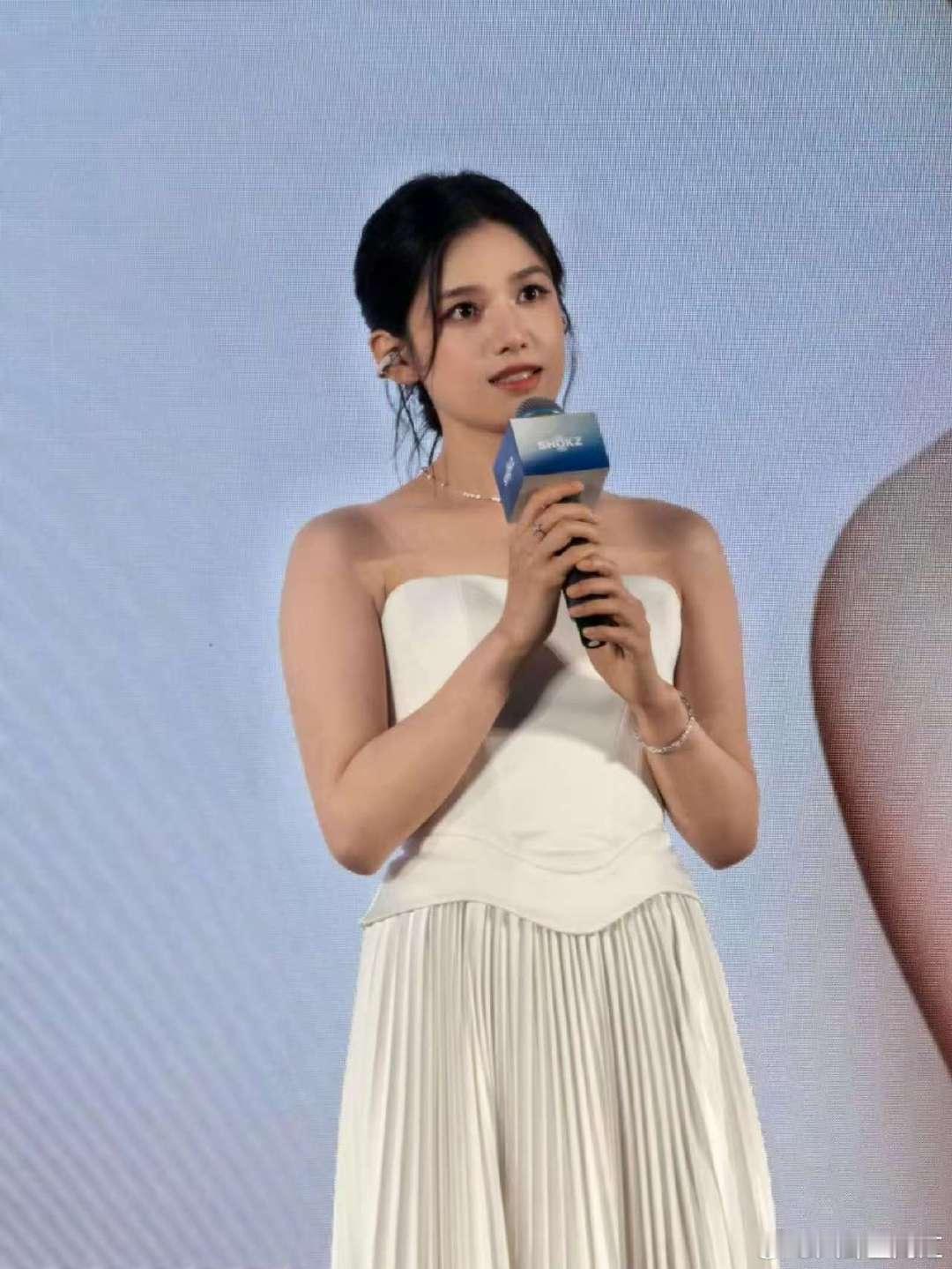张婧仪活动体态张婧仪线下活动体态张婧仪线下活动抹胸白裙造型，气质体态真的绝了！