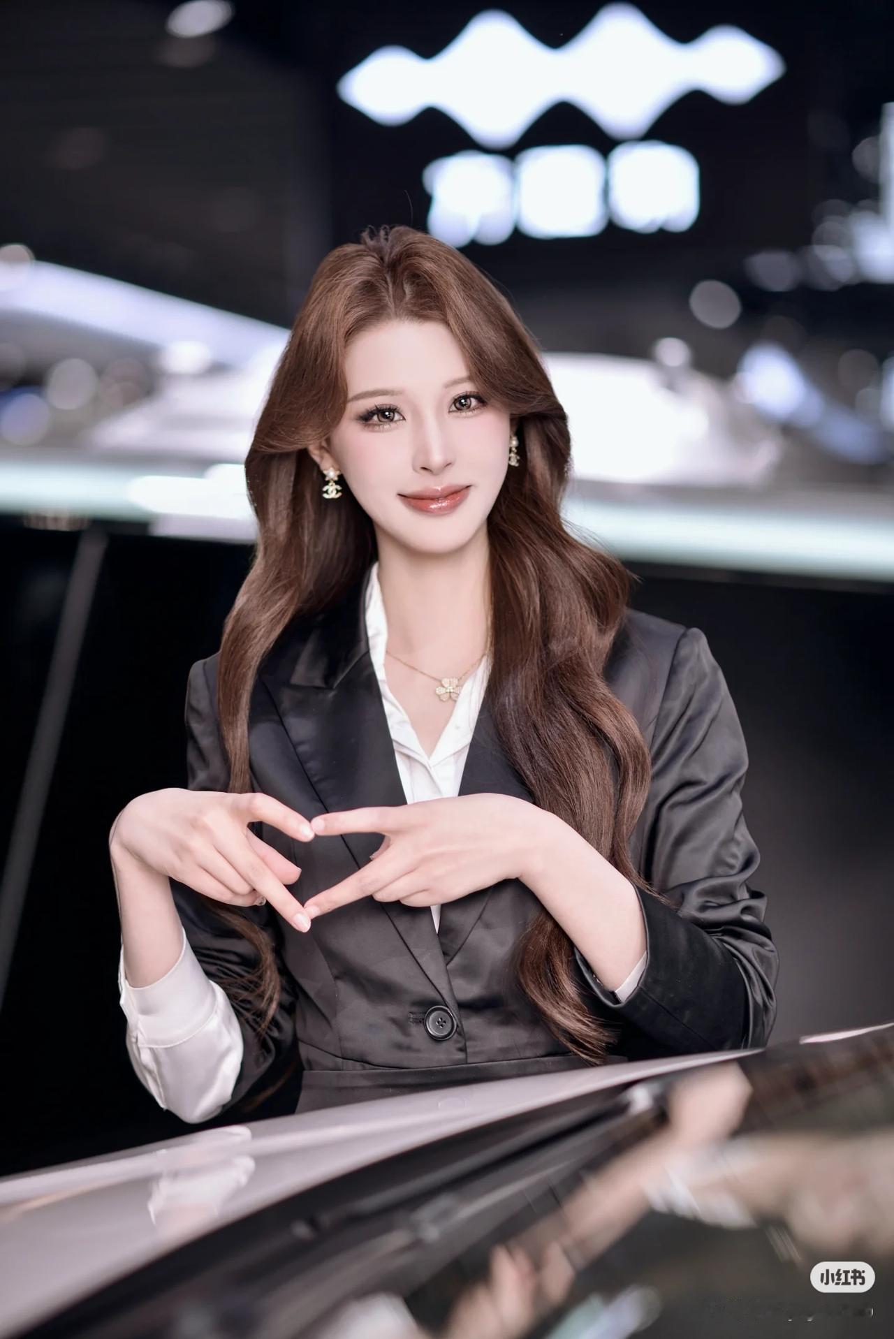 晒图笔记大赛美女车模穿搭写真