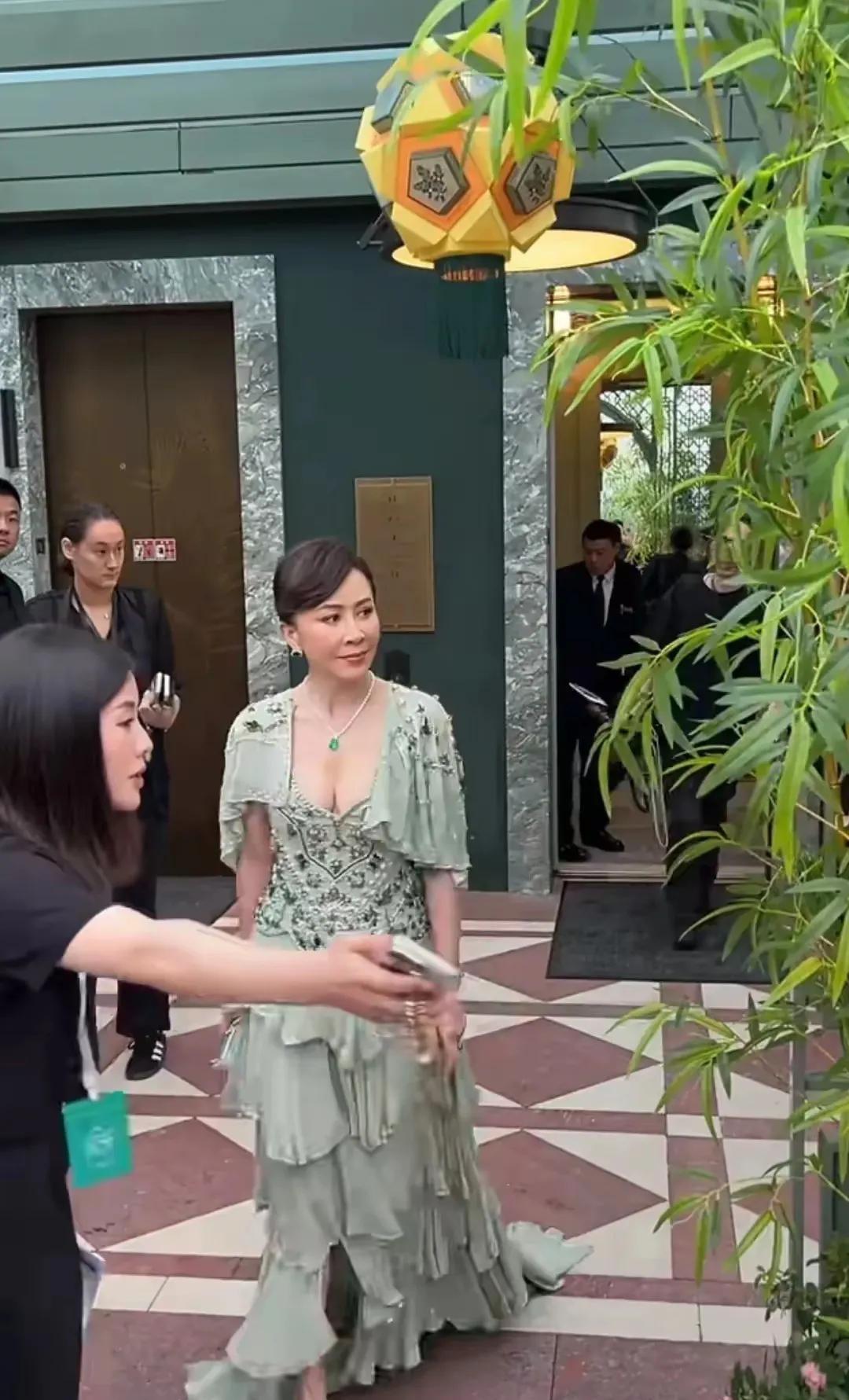 刘嘉玲的衣服永远都很吸睛！其实穿衣随性，知性得体也好看。