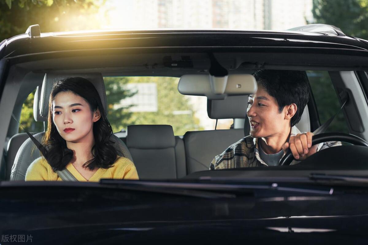 我一个大学男同学，真是让人理解不了。他结婚10年，没有让老婆上过一天班，哪怕自己