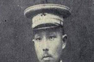 那个在左臂上纹了老板名字，还专门涂上蓝墨水的男人，反手一刀，就把老板捅了个对穿。