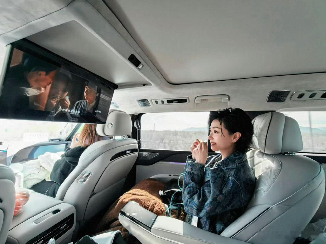 万茜追剧把自己看哭了万茜在日喀则一边吸氧一边追《八千里路云和月》，追着追着就哭