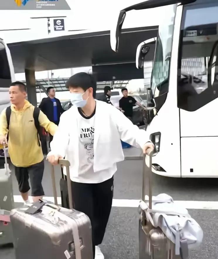 终于看到孙颖莎了！莎莎已经随国乒大部队昨天平安抵达瑞典马尔默了！长达近十个小