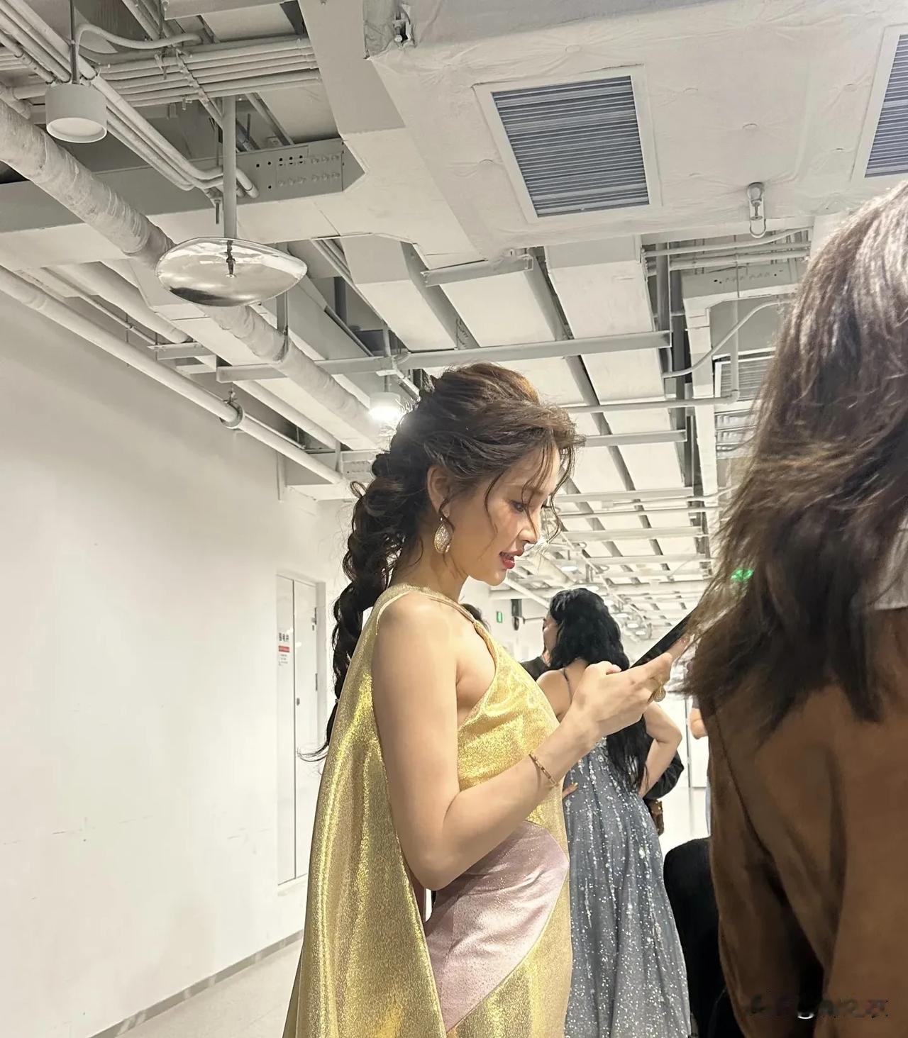 感觉baby真的好温柔好面善，别的很多女明星都给人一种高高在上的感觉，或者一些女