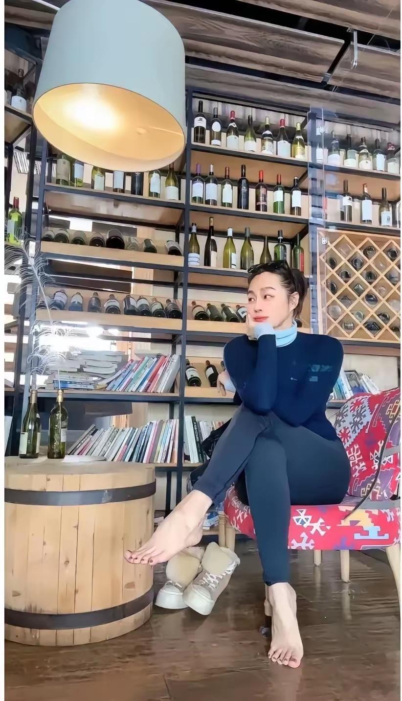 倪妮太美啦！光看小脚丫就迷死人啦！皮肤白嫩白嫩的。​倪妮给人一种独特的美！就连脚