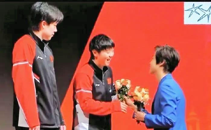 输了决赛，大魔王送她用了二十年的队医。一接手，孙颖莎三年没进伤病名单。球迷让