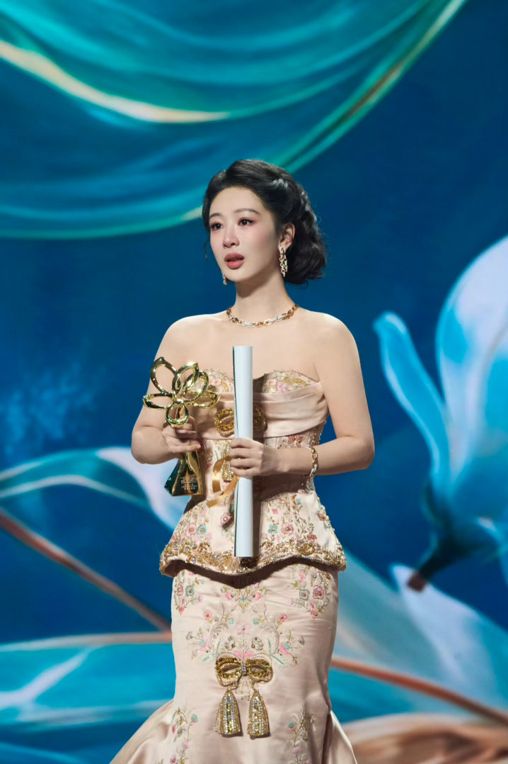杨紫玉兰花开君再来yz杨紫董竹君没什么特别的事，就是听到一首歌、看到一朵云，