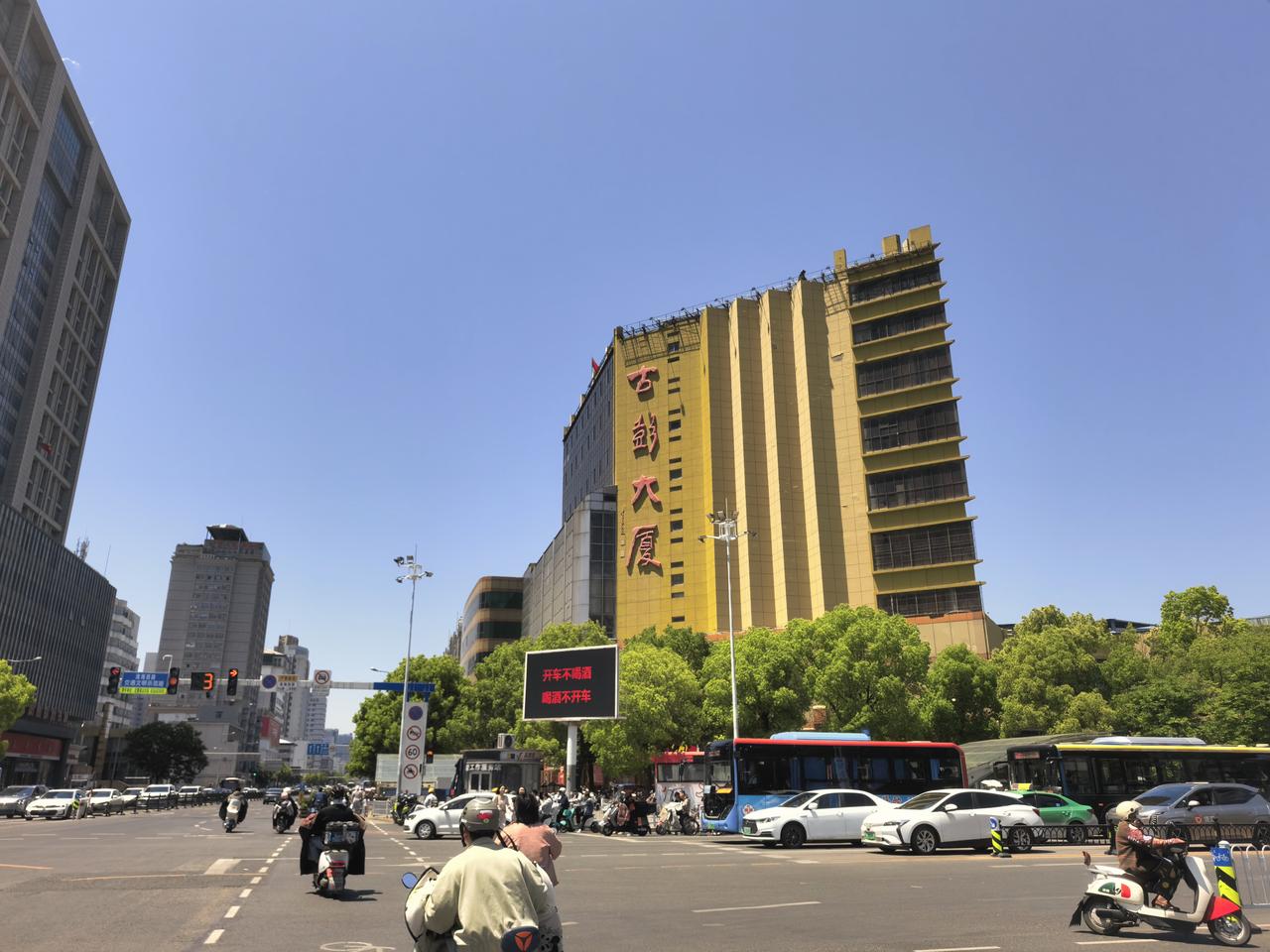 徐州这楼外立面重新做一下。