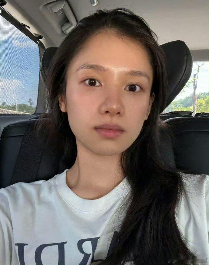 继张婧仪的眉骨遮阳后，又见识到了T区自带提亮，好有权威的素颜