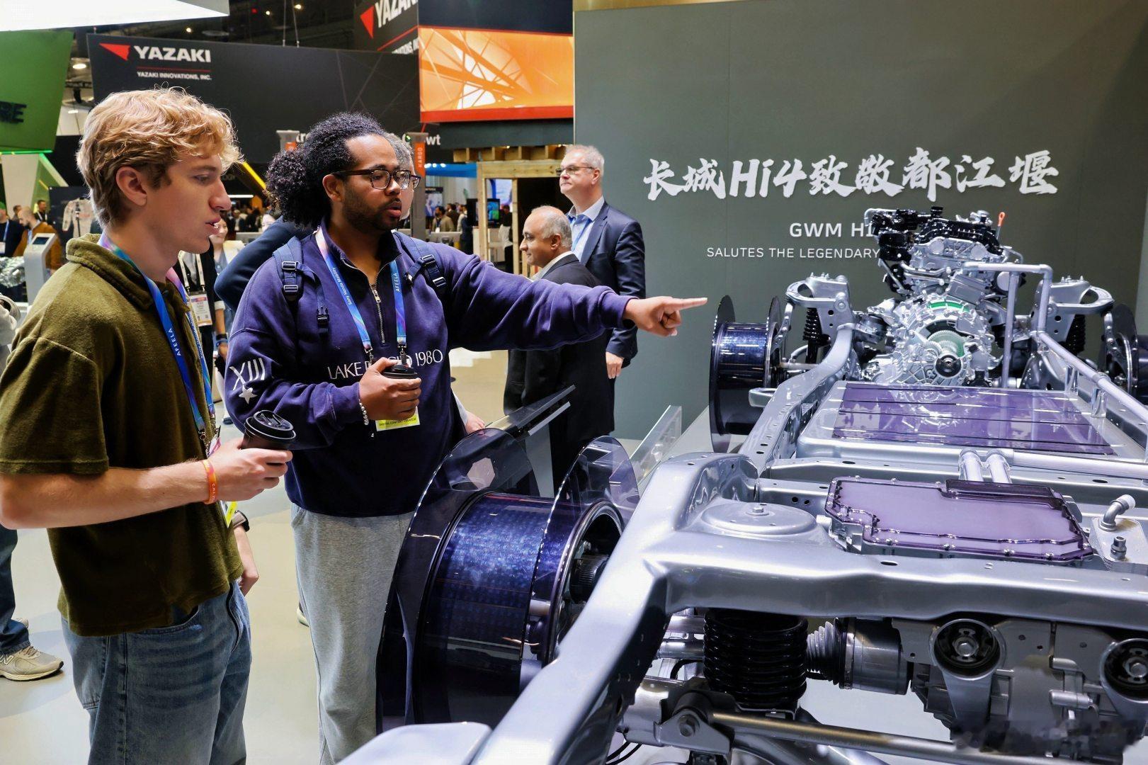 长城汽车的CES展台依然是人潮人涌，在2025CES我们看到了长城在全球给大家