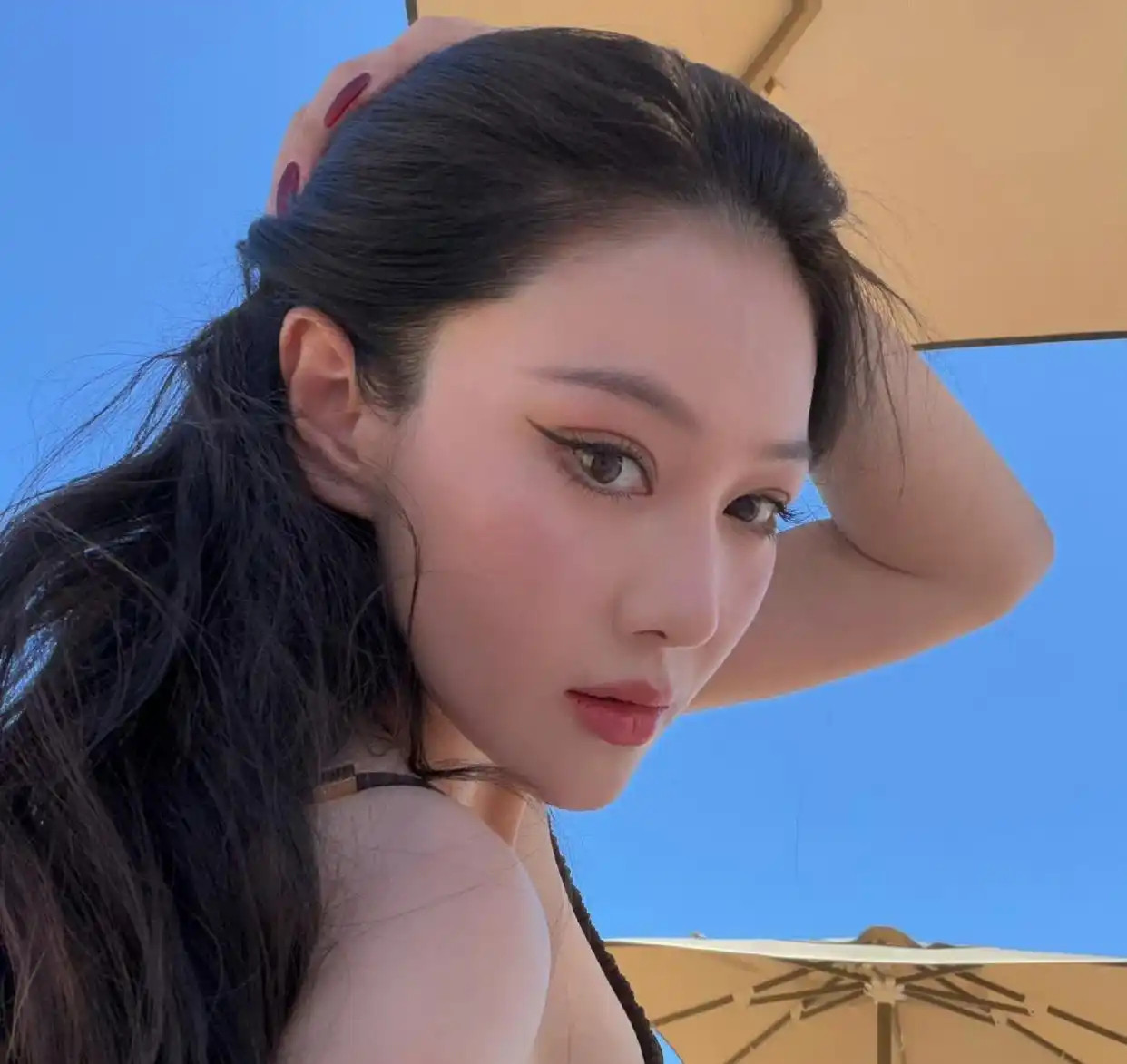张馨予在阳光明媚的海滩上，穿着比基尼拍摄了一组时尚大片。​​​