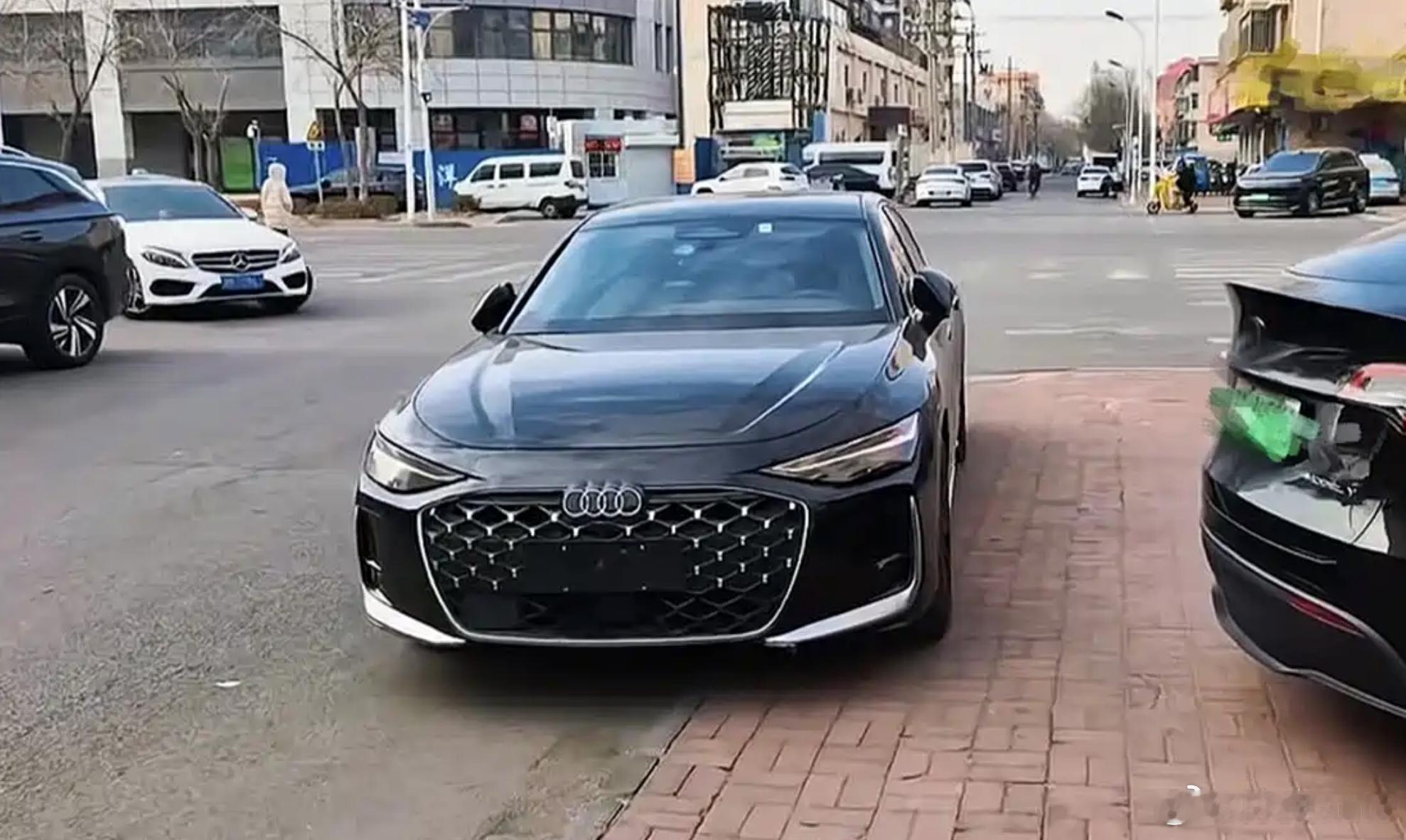 全新奥迪A6L实车照，这外观能接受吗？我更喜欢图二和图三的这个运动前脸，图一这个