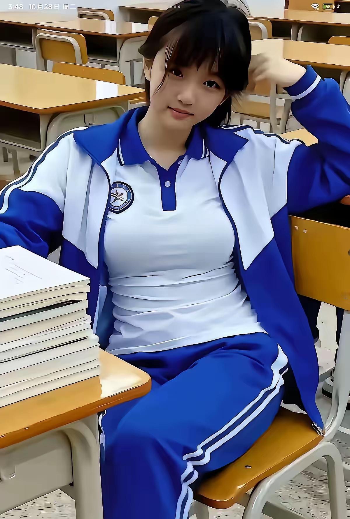 这说的女孩不就是那种微胖界的天然美女嘛！微胖身材就是有优势，显得人年轻，皮肤紧致