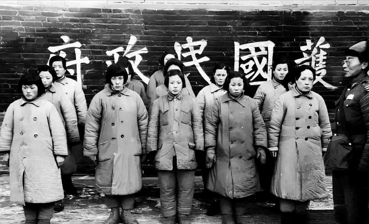 这是1948年的沈阳监狱，一些被俘的东北野战军女战士。这些女战士在部队主要从事宣
